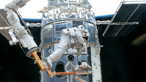 [사진] 허블 망원경 수리하는 우주비행사