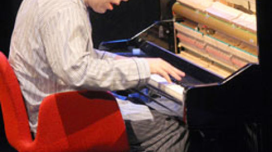 피아노 최장시간 연주 기록 27시간 캐나다 연주자 기네스북에