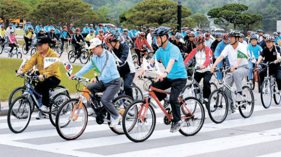 [사진] 육·해·공군 참모총장 자전거 행진