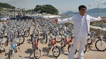 청룽, 한국 어린이들에게 자전거 101대 선물