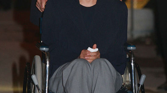 [사진] 권양숙 여사, 휠체어로 입관식 참관