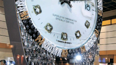 [사진] 짝퉁 시계로 만든 대형 시계