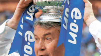 첼시 감독 넉 달간 22경기서 1패 … 히딩크 “FA 우승컵은 이별 선물”
