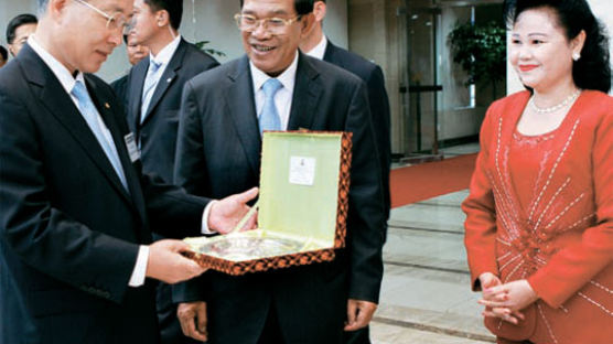 [사진] 국민은행 찾은 캄보디아 총리