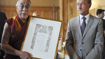 파리 명예시민 된 달라이 라마