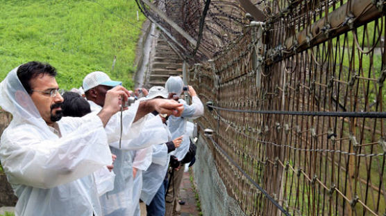 [사진] DMZ 시찰하는 해외 언론인들