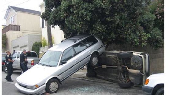 [사진] 차 뒤집으며 주차를…황당 교통사고