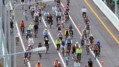 [사진] 고속도 개통 축하 자전거 대행진