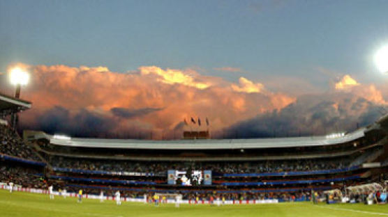 남아공 경기장에선 공 차면 로켓볼?