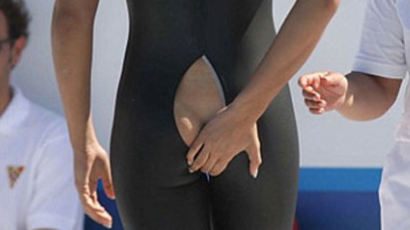 [사진] 수영복 엉덩이 부분 찢어져 시합 포기한 수영선수