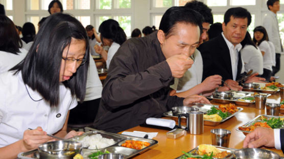 [사진] 학생들과 식사하는 이대통령