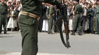 예멘, 소년 성폭행 살해범 공개 총살