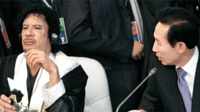 이명박 대통령 “옆에 있던 카다피, 갑자기 내 손 잡더니…”