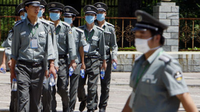 [사진] 중국 공안 ‘신종 플루’ 순찰