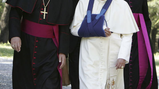 [사진] 깁스한 교황