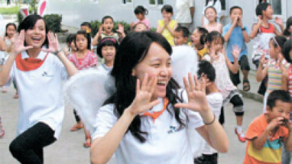 한·중 봉사단에 쓰촨 소녀 ‘CHINA ♥ KOR’ 판화로 화답