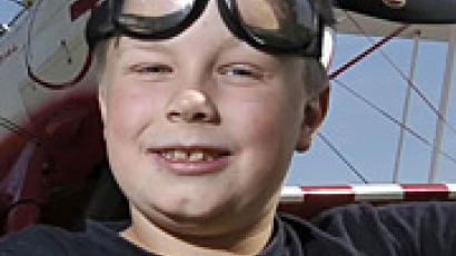 비행기 날개 위에 서서 비행한 8살 꼬마