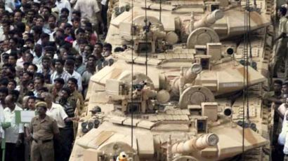 [사진] 인도, 첫 양산 신형 탱크 공개