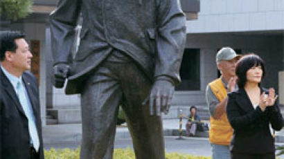 돌아온 안중근 동상 국회에 임시 거처