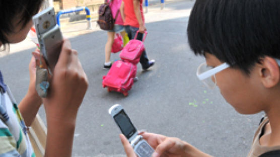 ‘휴대전화 갖고 등교 금지’ 조례 논란