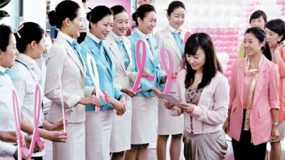 [사진] 대한항공 승무원들 핑크리본 캠페인