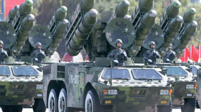 핵미사일·조기경보기·3세대 탱크…첨단 신무기로 ‘중국의 힘’ 과시