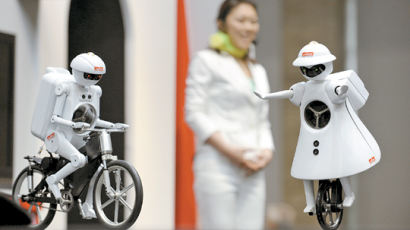 [사진] 따르릉~ 자전거 타는 로봇
