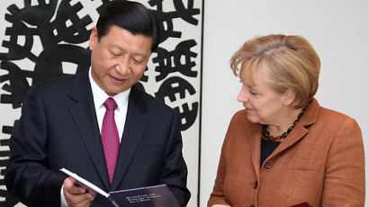 유럽 간 시진핑 ‘외교 관례 깬 행보’ 뒷말