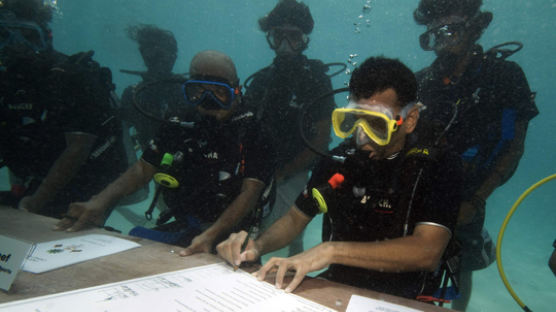 [사진] 몰디브 수중 각료회의