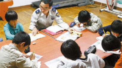 농촌 아이들 영어 공부 책임지는 전투경찰