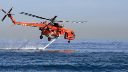[사진] 바닷물 빨아들이는 헬기