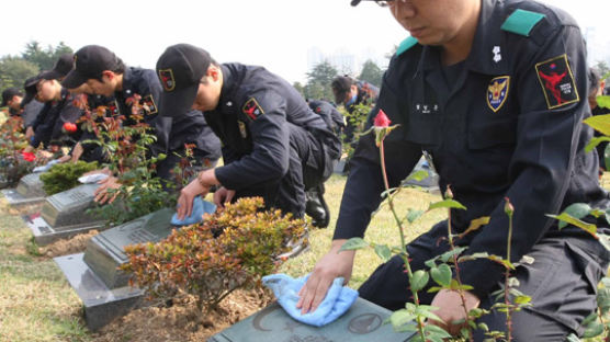 [사진] 부산 경찰 1인 1 비석 닦기