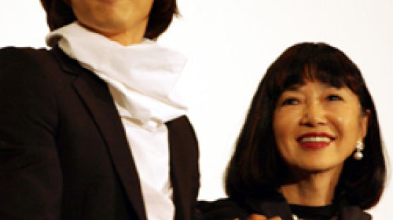 하토야마 총리 부인 “난 한국영화 열렬팬”… 이번엔 원빈과 포옹