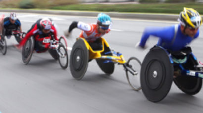 [2009 중앙서울마라톤] 두 팔로도 달렸다, 국내 첫 휠체어 레이스