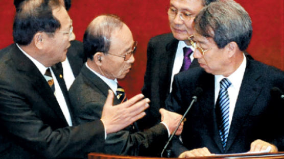 [사진] ‘대통령 시정연설’도 힘으로 막는 대한민국 의원들