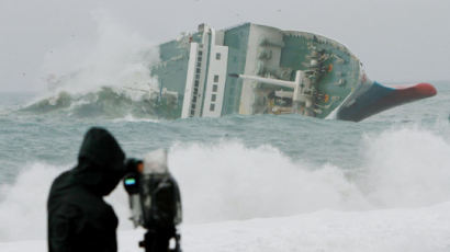 [사진] 폭풍에 누워버린 일본 수송선
