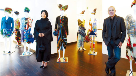 [style&] ‘사각 보자기’가 핸드백과 옷으로 … 한·일 패션이 만나다