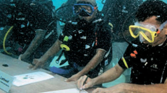 [NIE] 수몰 위기 몰디브 대통령의 호소 “손자들도 여기서 키우고 싶다”