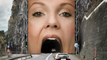 [사진] 자동차를 삼켜 버리는 터널…기발한 입체 광고
