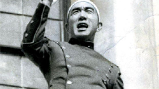 [그때 오늘] 군국주의 작가 미시마, “천황폐하 만세” 외치며 할복 자살