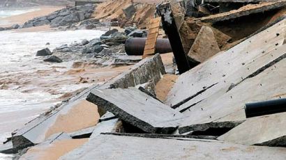 [사진] 파도에 붕괴된 해안