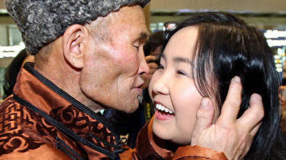 [사진] 몽골 새댁 부녀 상봉