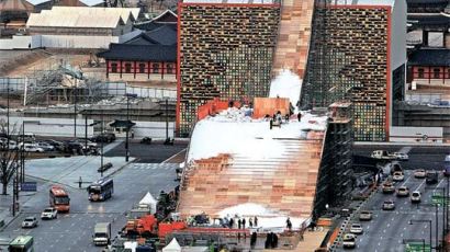 [사진] 명물인가 흉물인가 … 광화문광장 한복판에 높이 34m 스노보드 점프대