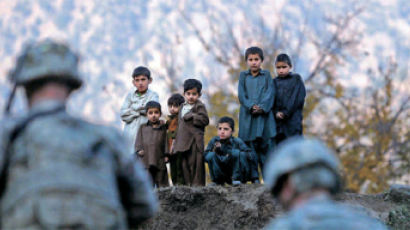 [사진] 아프간 미군과 아이들