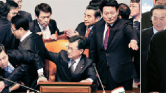 [사진] 국격 어디 갔나 … 시진핑 국회 방문 때, 그들은 단상서 뒤엉켰다