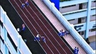 초등학교 옥상에 100m 육상트랙이