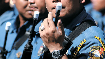 [사진] 종이로 총구 봉한 필리핀 경찰