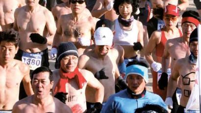 [사진] “추위쯤이야” … 대구 알몸 마라톤대회