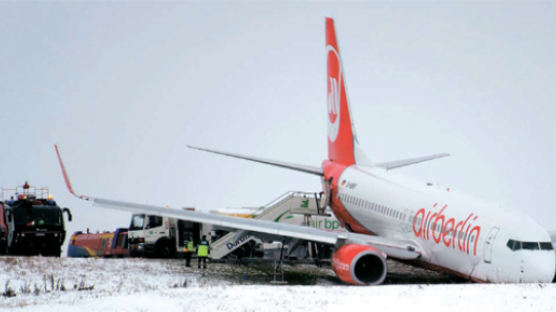 [사진] 독일 공항, 눈길에 미끄러진 여객기