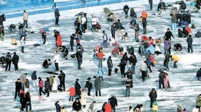 [사진] ‘얼음 반 사람 반’ 산천어축제 개막 … 31일까지